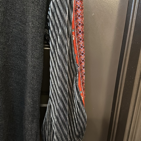 THML sweater with cute sleeve detail size S - Picture 3 of 4